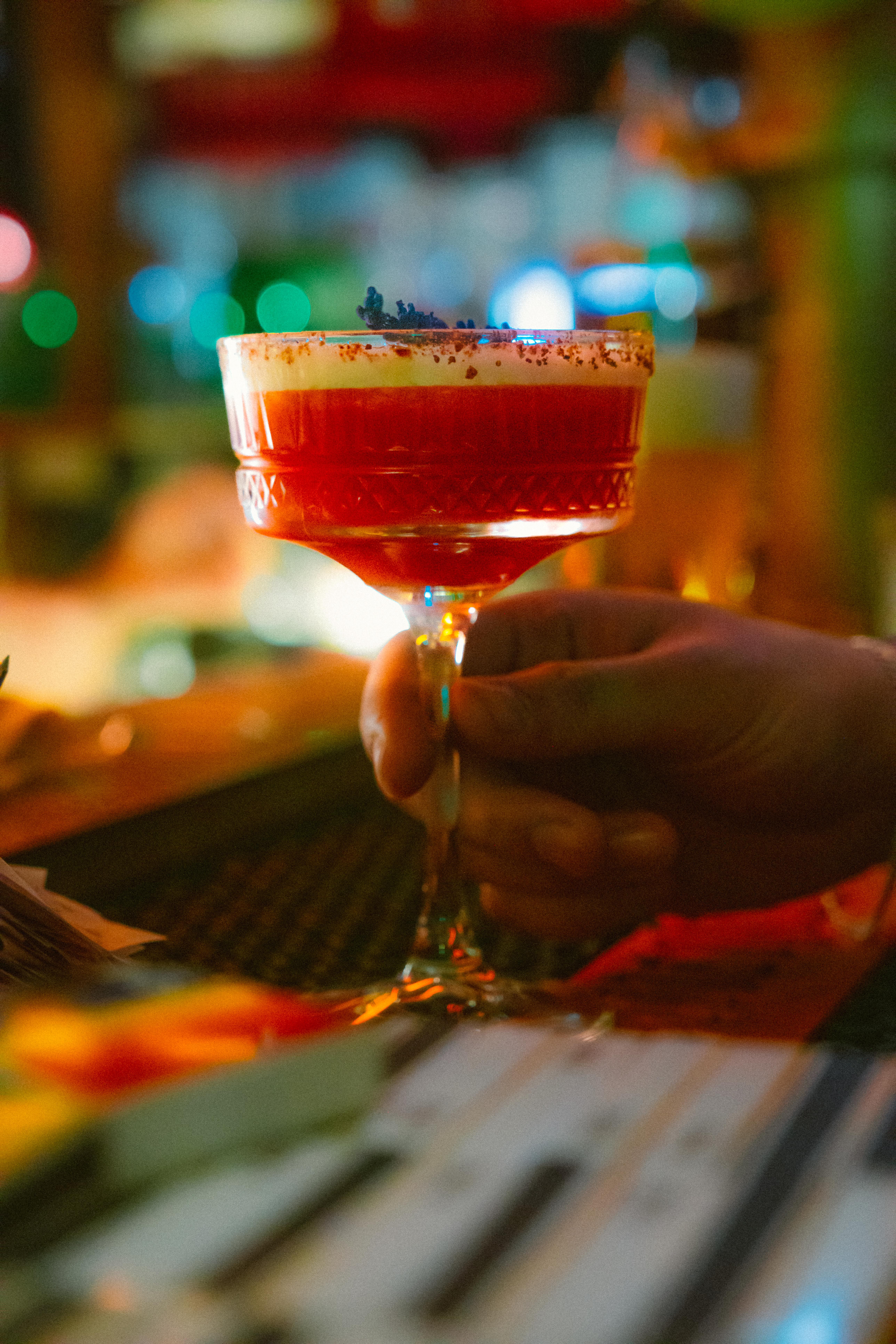 Photo cocktail signature — verre coloré, ambiance